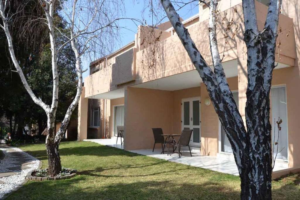 Daisy St -One Bedroom Apartment Йоганнесбурґ Екстер'єр фото