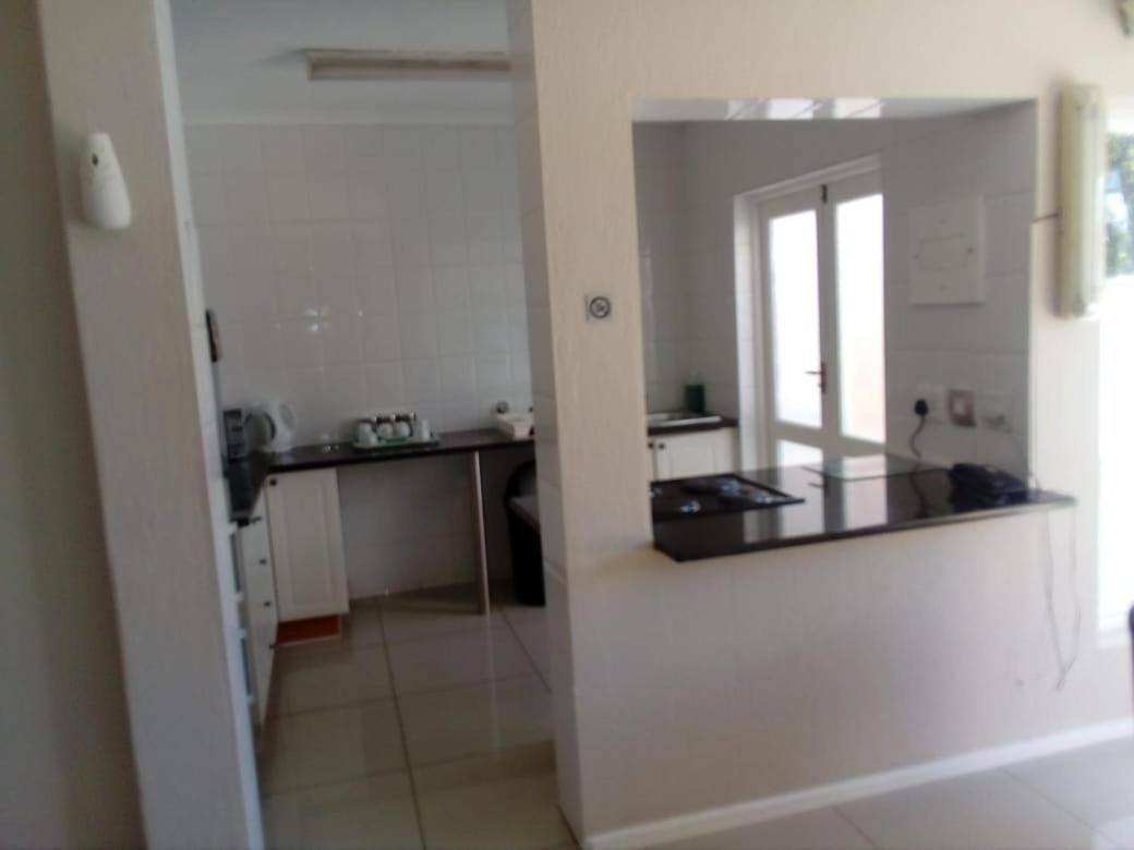 Daisy St -One Bedroom Apartment Йоганнесбурґ Екстер'єр фото